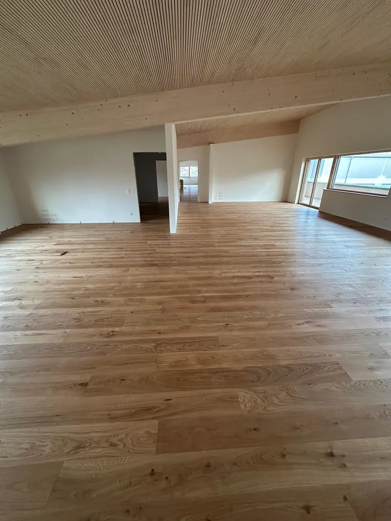 Großflächig verlegtes Eichenparkett in einem modernen Wohnraum